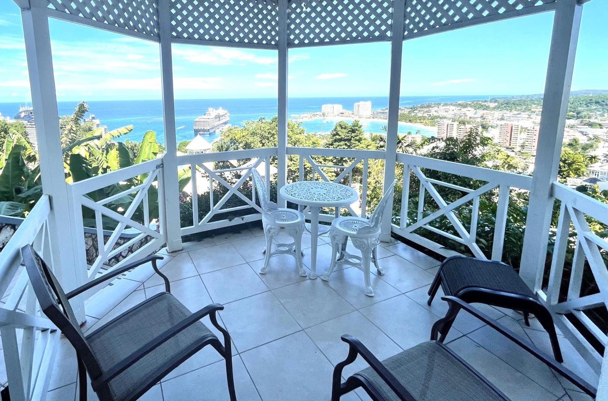 Hummingbird Retreat - Luxury Oceanview Apt, 7-Minute Walk To Beach Ocho Rios Kültér fotó