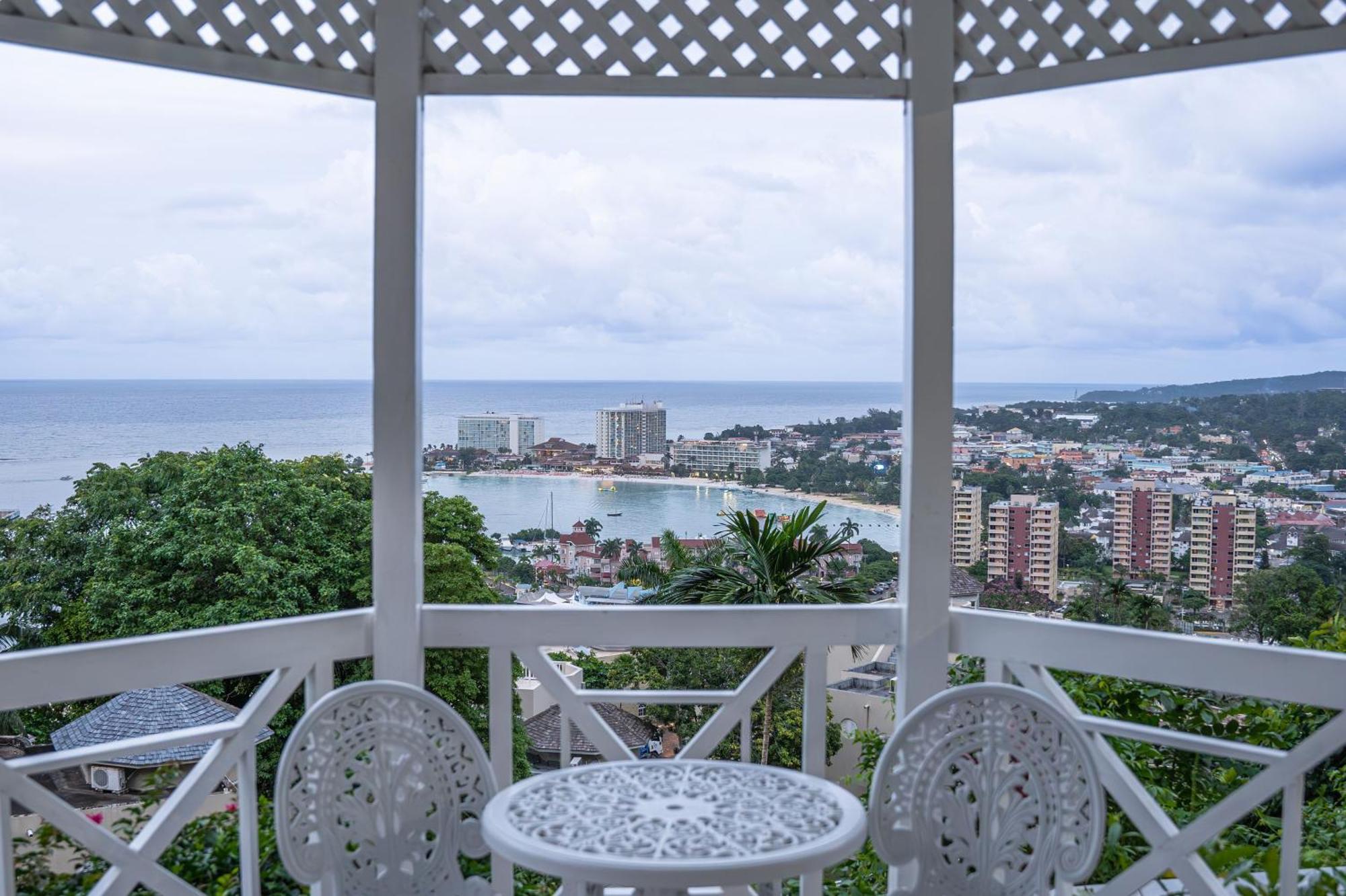 Hummingbird Retreat - Luxury Oceanview Apt, 7-Minute Walk To Beach Ocho Rios Kültér fotó