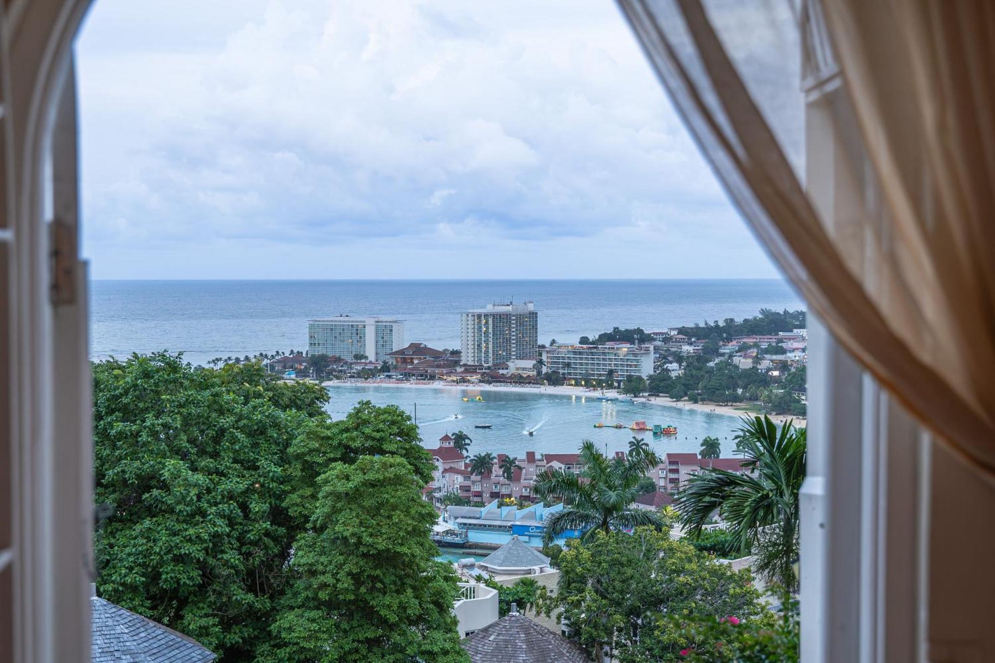 Hummingbird Retreat - Luxury Oceanview Apt, 7-Minute Walk To Beach Ocho Rios Kültér fotó